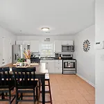 Cozy 4Br Home Near Uptown -King Bed- Jacuzzi