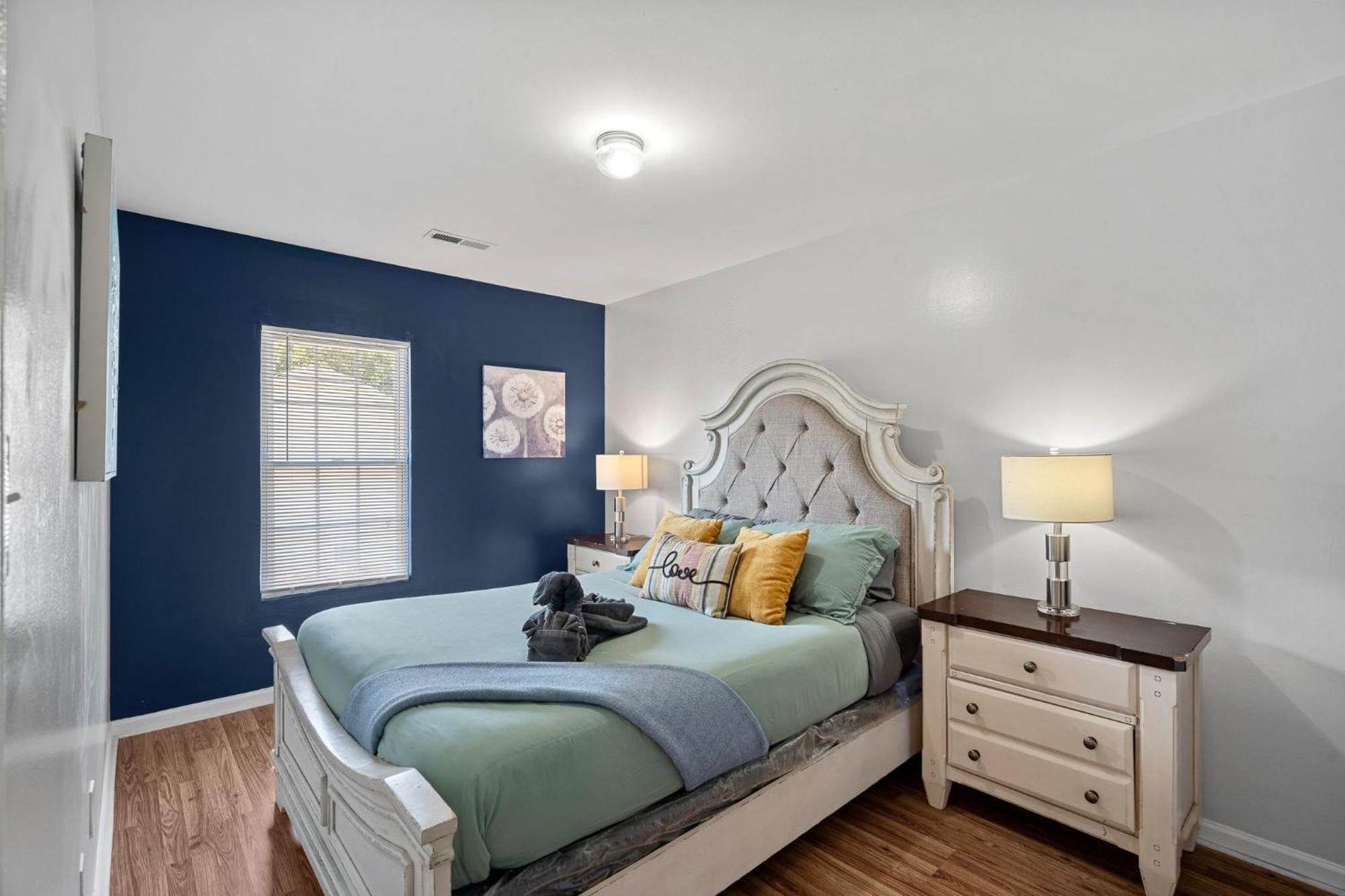 Cozy 4br Near Uptown -king Bed- Jacuzzi Holiday home *