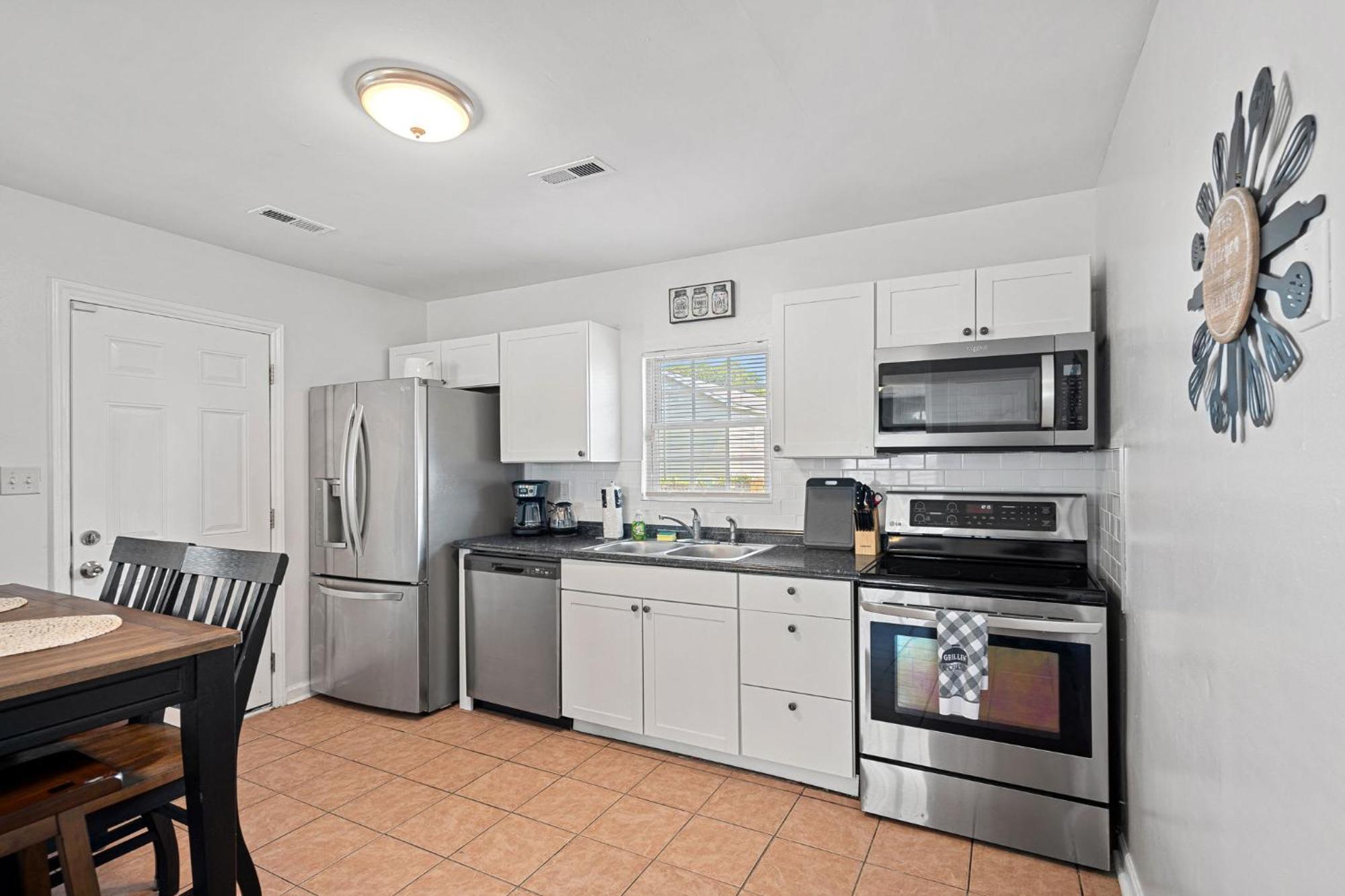 Cozy 4br Near Uptown -king Bed- Jacuzzi Holiday home
